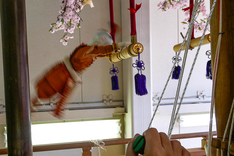 1番の綾からスタートすると振り子のように前後に勢いを付けます。 操作するのは下の人形方です。