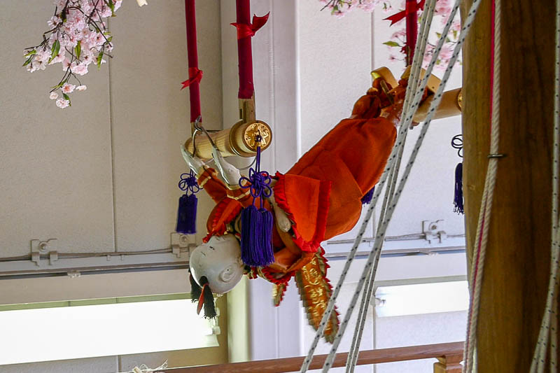 そのまま前転して足を2番目の綾に掛けます