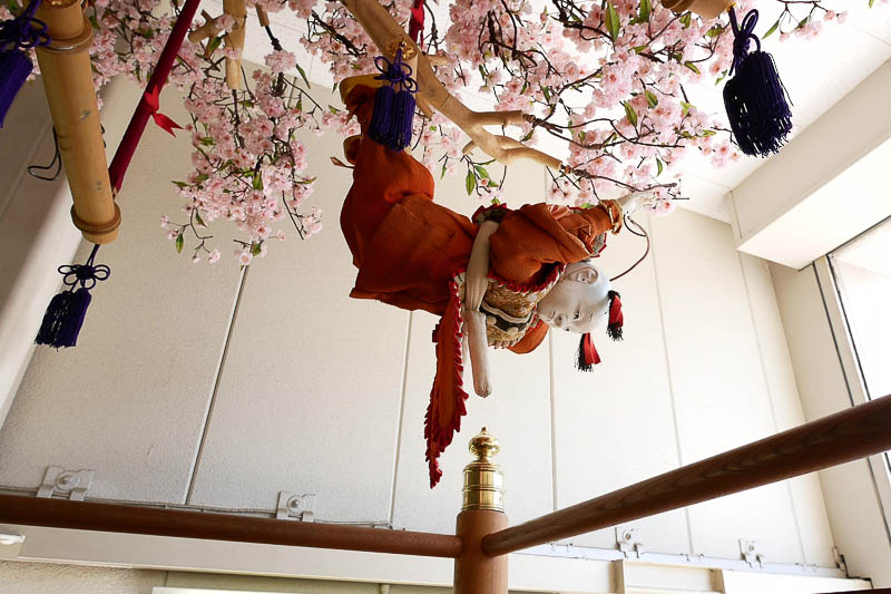 4番の綾に足をかけて反り返ったところです。 この綾は左右に回転することができますので、ここで90度右に曲がり綾渡りは続きます。 このように途中で方向を変えるのが西組の綾渡りの特徴といえるでしょう。