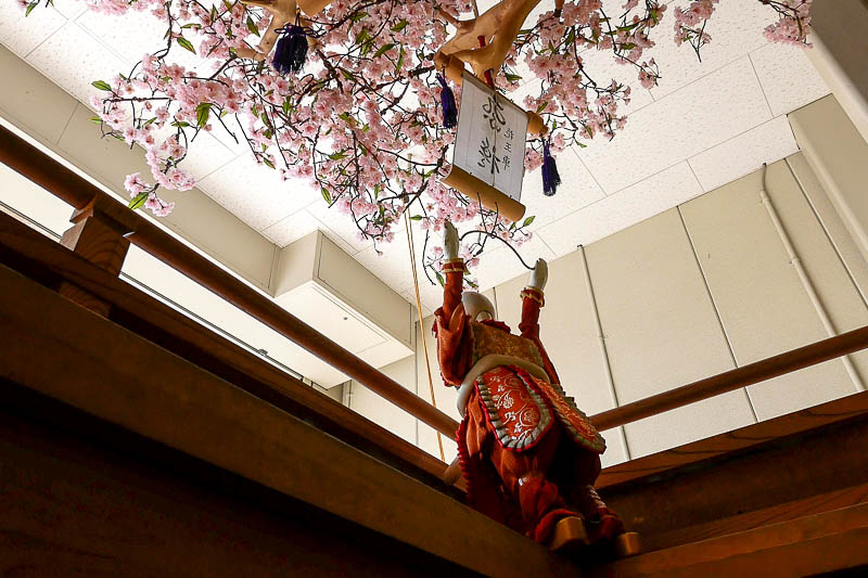 緑の唐子が４番綾まで渡ると赤唐子は巻物にぶら下がり、山車内に降りていきます。