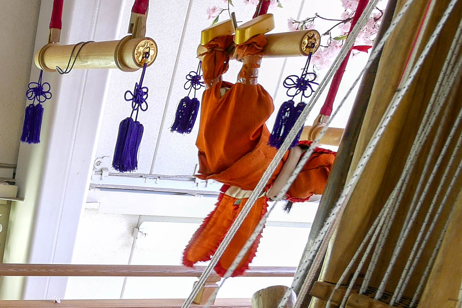 ２番の綾に足を掛け反り返って3番の綾に手を掛けます ここまで上部の人形方が操作しています