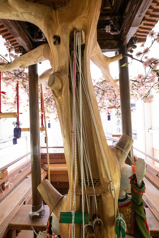 材質は幹、枝ともに天然桐で、幹の裏側がえぐられています。操作系すべての糸がここから枝～綾に伝えられます。