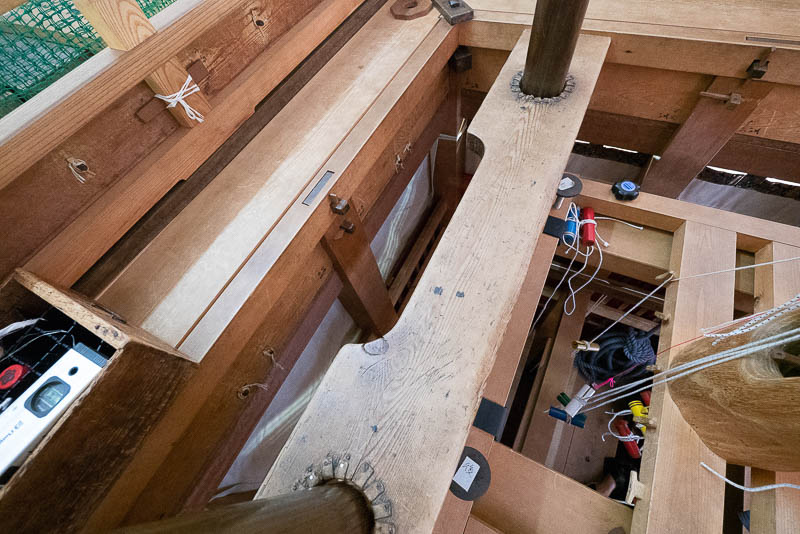 人形方はわずか2名で操ります。 一人は上山四本柱の柱振止の切り欠き部分に入ります