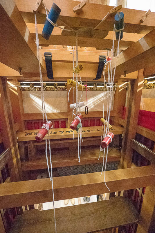 綾の数は7本で、最後の巻物も合わせて糸の数は全部で・・・ 数え忘れましたが10数本！ 握りを色分けして区別しています。