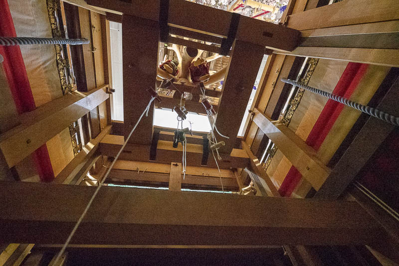 からくり装置を下から見ると、桜木が上山中央に置かれていることがわかります