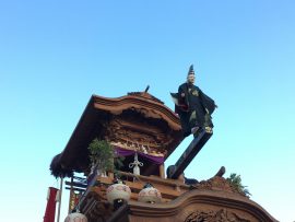 小鈴谷 白山車昭和6年(1931)小鈴谷の宮大工若子武一氏が制作したものです。(人形の胴脇に“奉納昭和六年四月吉日 尾州小鈴谷 発起者 盛田敬三 作者若子武一”と墨書)近隣の坂井、上野間を模して調査・工夫・製作したものと云われています。出樋を使用して「三番叟」、「七五三」、「大入り」の3つが演じられます。