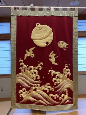 水引幕展鈴と波に千鳥の刺繍平成6年新調