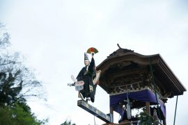 小鈴谷 白山車昭和6年(1931)小鈴谷の宮大工若子武一氏が制作したものです。(人形の胴脇に“奉納昭和六年四月吉日 尾州小鈴谷 発起者 盛田敬三 作者若子武一”と墨書)近隣の坂井、上野間を模して調査・工夫・製作したものと云われています。出樋を使用して「三番叟」、「七五三」、「大入り」の3つが演じられます。