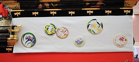 水引幕　白羅紗地に花丸文様の刺繍