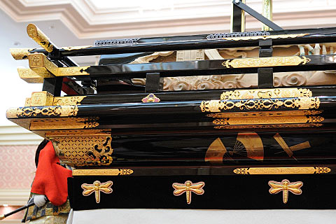 高欄の錺金具と蒔絵