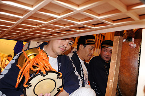 笛・大太鼓・小太鼓・小鼓・人形方が乗り込んでお囃子． 超満員！