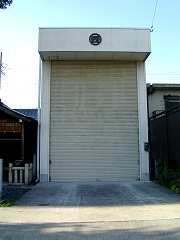 山車蔵・サヤ交通量の多い出来町通りに面している。紋だけで山車名など書かれていないので、知らない人には山車が格納されているとは気づかないかもしれない。