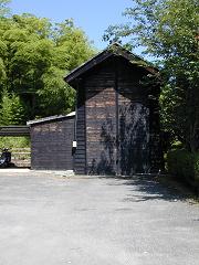 山車蔵・サヤ神社からは遠く離れており、細い坂道を登ったところに位置する。このロケーションが祭りの最後を盛り上げる。前方は広くなっており、老人憩いの家などが建つ。大正7年建築