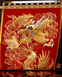 南組南車緋羅紗地に昇龍・雲の金刺繍