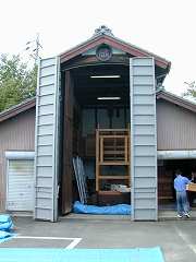 山車蔵・サヤ成岩4区公民館奧にあり、木製折戸と鋼製折戸の二重になった構造です。山車は台輪・堂山柱を組んだ状態で保管