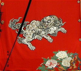 北村成車「緋羅紗地に唐獅子と金文字の刺繍」