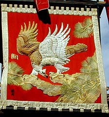 北村成車緋羅紗地に鷹と松の刺繍