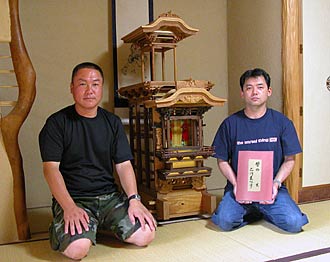 発行者伊東氏（右）と新美氏