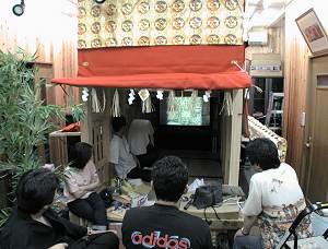 山車奥には大型モニターが設置され、デジタル化された祭りライブラリを上演