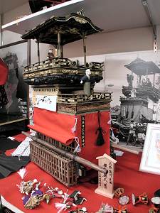 これは特別展示中の本町組山車の10分の1模型（鶴松氏所蔵）