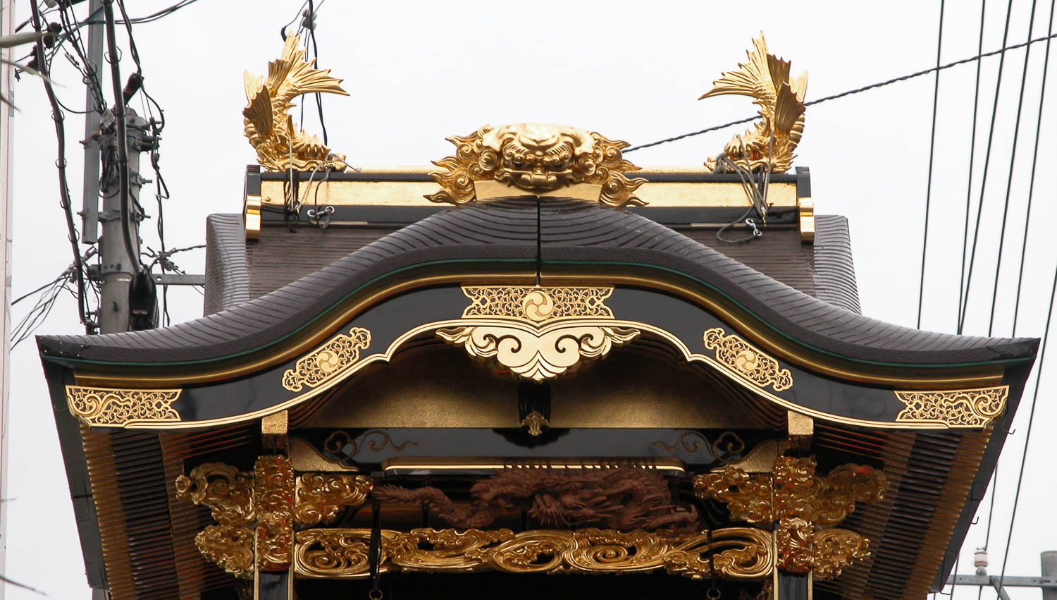 高田まつり　西町「猩々軕」前後は唐破風、側面を千鳥破風と複合的な屋根さらに屋根上を獅子噛みと鯱（シャチ）で飾ります