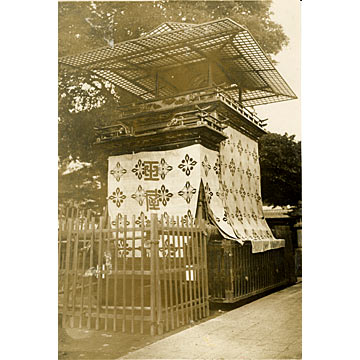 資料9－那古野神社境内に飾られる西王母車（戦前古写真）