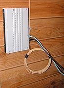 写真E　回線終端装置 青線がLANケーブル 黒線は電源 クリームが光ケーブルだ