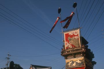 これは、ポジフィルムをそのままフィルムスキャナで取り込んだ元画像である。近頃スキャナの調子が悪くご覧のような寝ボケた画像にしかならない。 これをフォトショップでレタッチしたのが上の大きな画像なのだが、この場合は記憶色に頼らなくてもいい。左目でフィルムをにらみながら、調整すればいいのだから。 だが、なかなか根気のいる作業ではある。