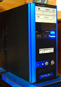 ブラックボディにメタリックブルーのアクセントがオシャレ。各種照明も青色LEDで統一。