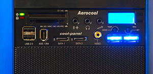 ファンコントロールです。ファンの回転数が調整出来てCPUや内部温度が液晶表示される。 USB、IEEE1394、ビデオ入力、音声入力、ヘッドフォン出力が付いているが、結線していないのでダミー(^_^;) コンパクトフラッシュ、SDカードなどメモリカードが全部使えるカードリーダーは便利。