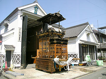 白壁が飽和して真っ白になってしまっているが空の青さも自然で 普通のデジカメで撮っても同じ傾向だろう。 HPの画像であれば全く問題ない