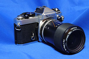 ニコンFEは絞り優先AEでもちろん マニュアルフォーカスでフィルムは手巻き 今時のカメラより小柄だが全金属でずっしり