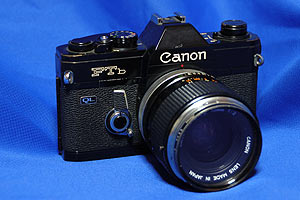 初めて自分のお金で買ったカメラ 無骨で重いのはF1譲りだろうか。