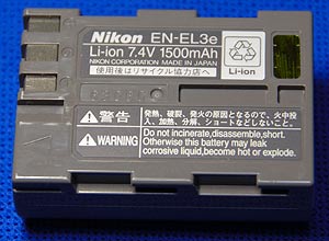 D200純正のEN-EL3e　D200で使用すると便利 機能があるがD70sでは恩恵にあずかれない。 MADE IN JAPANになった(^｡^)