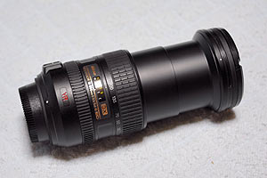 望遠の200mmにすると鏡胴がこんなにビヨ～ンと伸びる