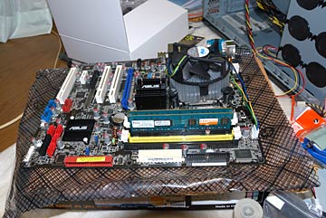 CPUとメモリを装着したマザーボード