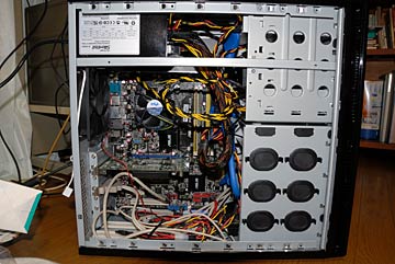 相変わらずケーブルの取り回しが下手くそだ