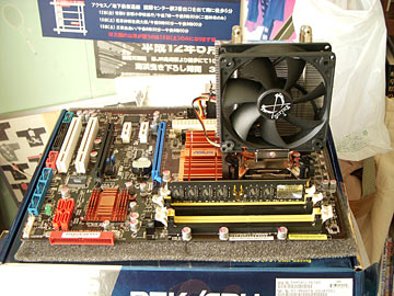  CPUファンを載せたマザーボード。 毎分1600回転で静かに廻る。