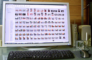 写真2 25.5インチワイドモニター。画面は広いが机が狭くなった