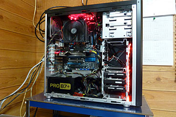 パーツを組み込んだ状態。 上部や前が赤いのはLED付きのファンだから