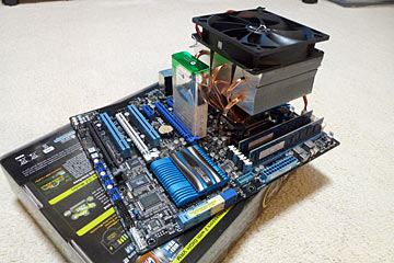 マザーボードとCPU。クーラーがデカイ！