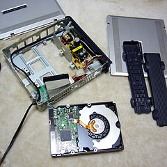 解体してHDDユニットを取り出した 