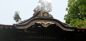 力神展特徴的な破風