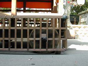 稲沢市北市場（こがし祭り）山車の幅は広く、外輪の車輪は名古屋型同様の輪懸で覆われます．