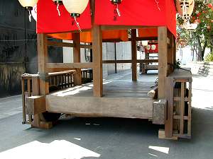 稲沢市北市場（こがし祭り）山車の幅は広く、外輪の車輪は名古屋型同様の輪懸で覆われます．