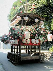 稲沢市北市場（こがし祭り）山車の幅は広く、外輪の車輪は名古屋型同様の輪懸で覆われます．