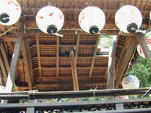 稲沢市北市場（こがし祭り）屋根下には『注連縄』と呼ばれる提灯が１２個飾られています．