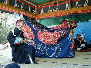 東組旭車成岩神社本殿脇の舞台では、成岩4区による、大獅子・小獅子の舞が奉納されます。大獅子の舞は白鶏の冠をつけた「ささら摺りりの童子」が獅子に寄り添いながら、乱獅子、花獅子、鳶獅子、剣獅子の4曲を舞い踊る。この舞は江戸中期以前から存在し、平安末期の獅子舞の形が格調正しく伝承されているといわれます。（愛知県指定無形民族文化財）