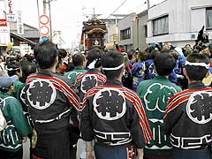 東組旭車成岩神社の打ち込みに先立ち、善六商店角（有楽町交差点）に、北から4区の成車が、南から3区の旭車、南車、神車が進行し、交差点内に赤法被など役員が集まり、挨拶・打ち合わせを行った後、決められた順序で成岩神社へ打ち込みます。