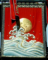 東組旭車「緋羅紗地に波と太陽の金銀刺繍」